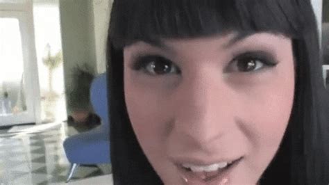 Bailey Jay In Teenage Tranny Showing Off Her Massive Cock。